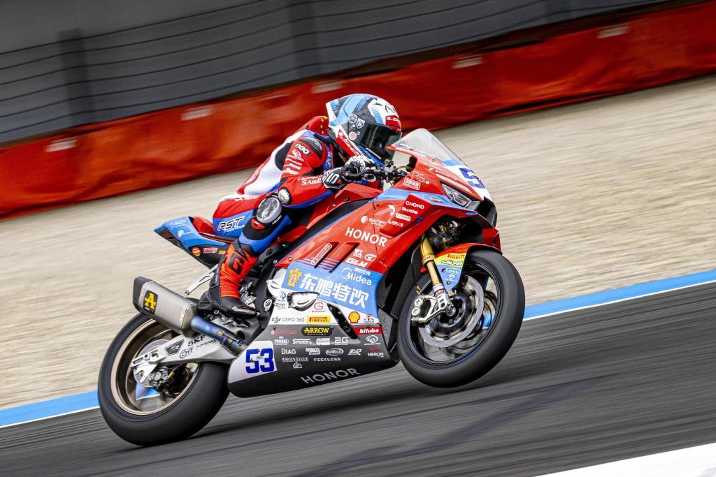 乐玩体育app下载-WSBK匈牙利站首回合正赛，张雪机车车手再夺冠！