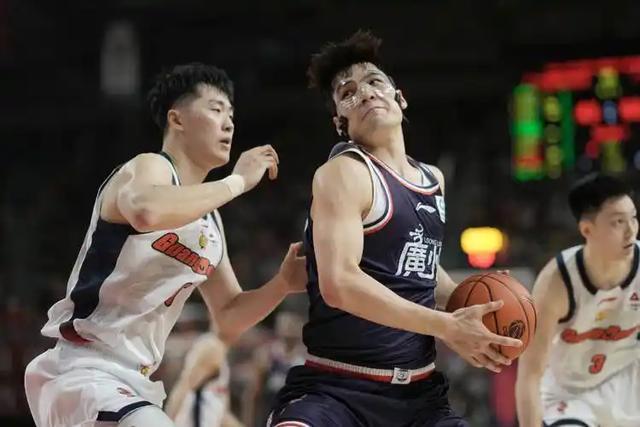 乐玩体育官方入口-悬崖边！广东CBA季后赛首战折戟，徐杰救主难挽狂澜？